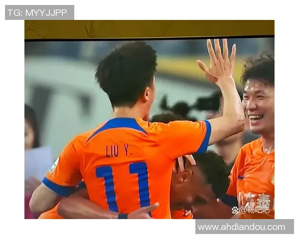 足球明星在绿茵场上展现绝技让球迷尽享激情与快乐的盛宴